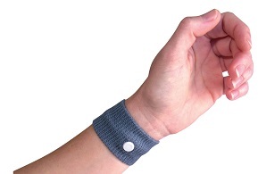 How does the Reliefband alleviate motion sickness scientifically?